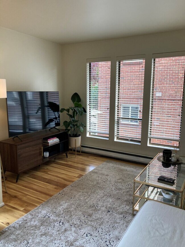 Building Photo - Eastlake Condo