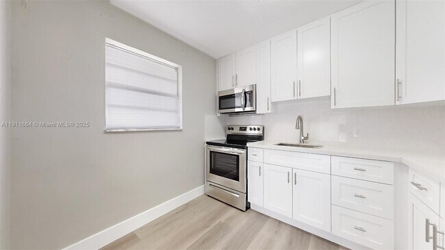 Building Photo - 329 SW 9th Ave