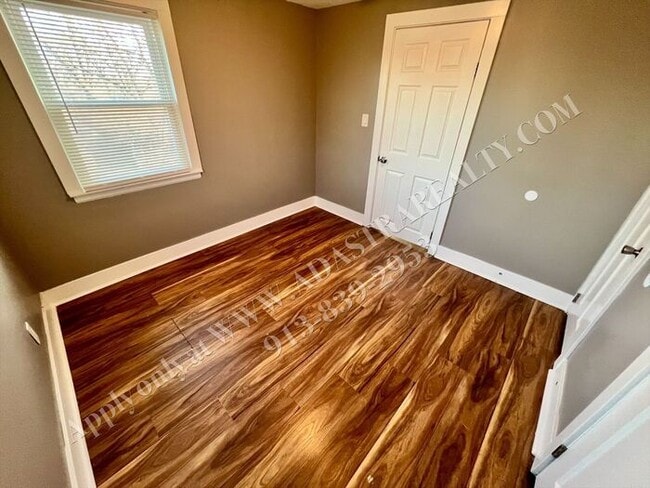 Building Photo - MOVE IN SPECIAL!! Updated 4 Bed 3 Bath Home in KCMO-Available NOW!! MOVE IN SPECIAL $200 OFF 2nd ...