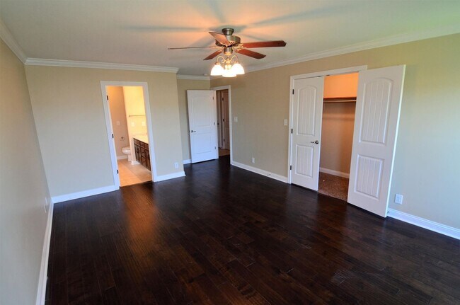 Building Photo - 4 bed 3 ba home...country view backyard