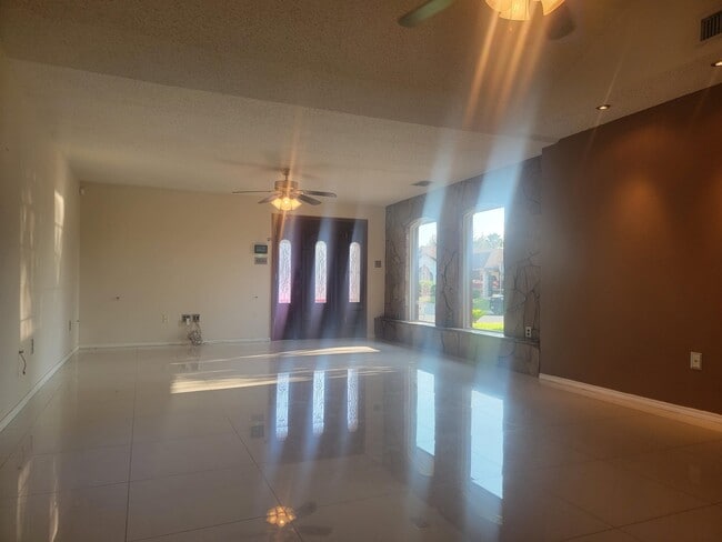 Building Photo - 702 Zebra Dr