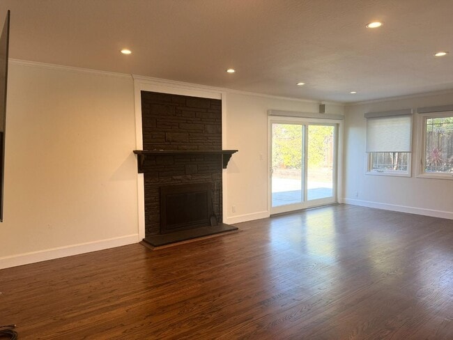 Building Photo - 1500 Solana Dr