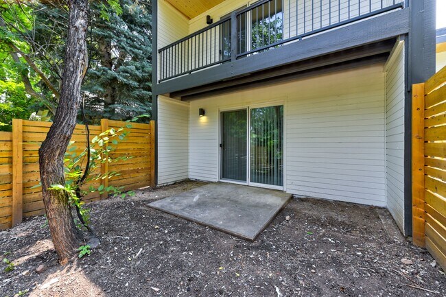 Building Photo - 616 Marine St