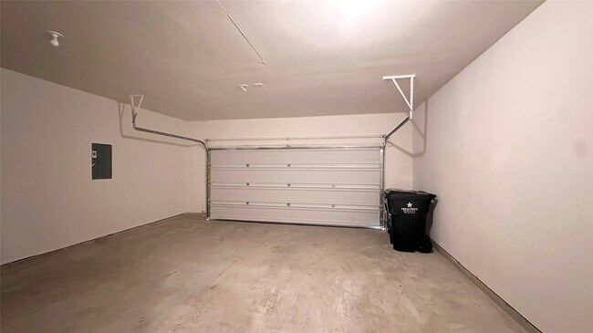 Building Photo - 2013 Spindletree Ln