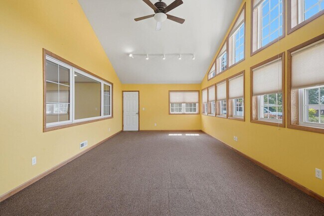 Building Photo - Willow Ridge