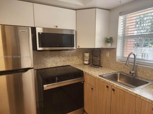 Building Photo - 100 SE 6th Ave