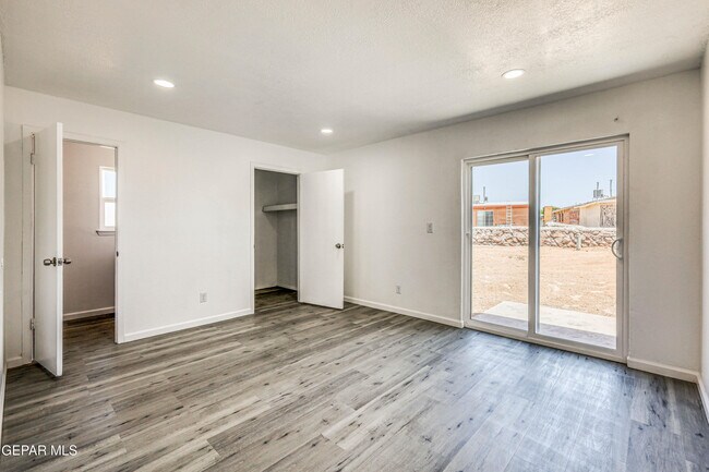 Building Photo - 3010 Barkarian Pl