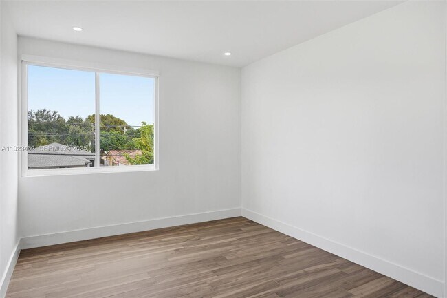 Building Photo - 2852 SW 32nd Ct