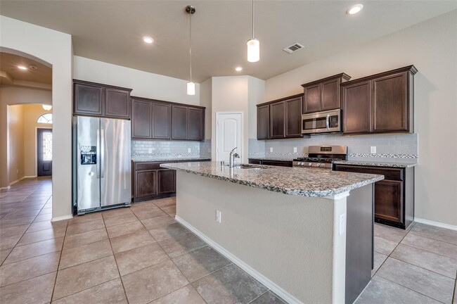 Building Photo - 2025 Lake Vista Dr