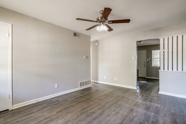 Building Photo - Cozy 2-Bed Duplex Available for Immediate ...