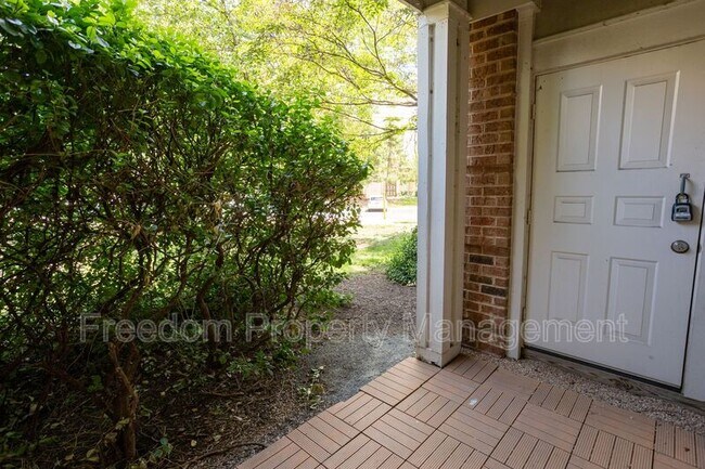 Building Photo - 2204 Westcourt Ln