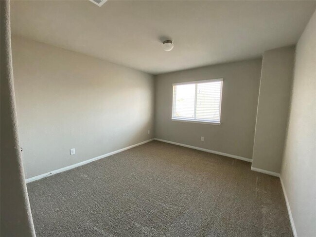 Building Photo - 2702 Hoffman Ln