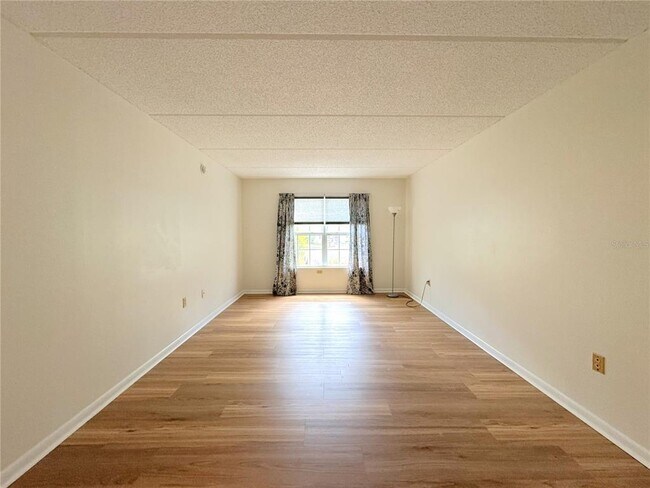 Building Photo - 2400 Forest Dr