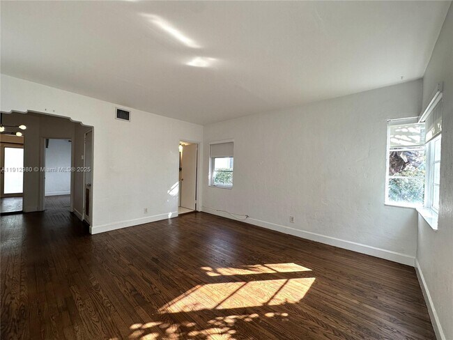 Building Photo - 969 Bay Dr