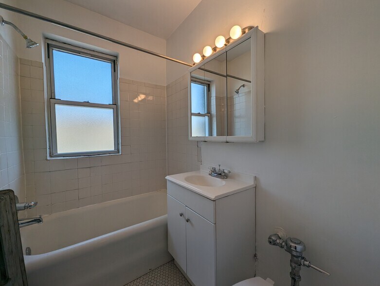 Building Photo - 705 W Belmont Ave