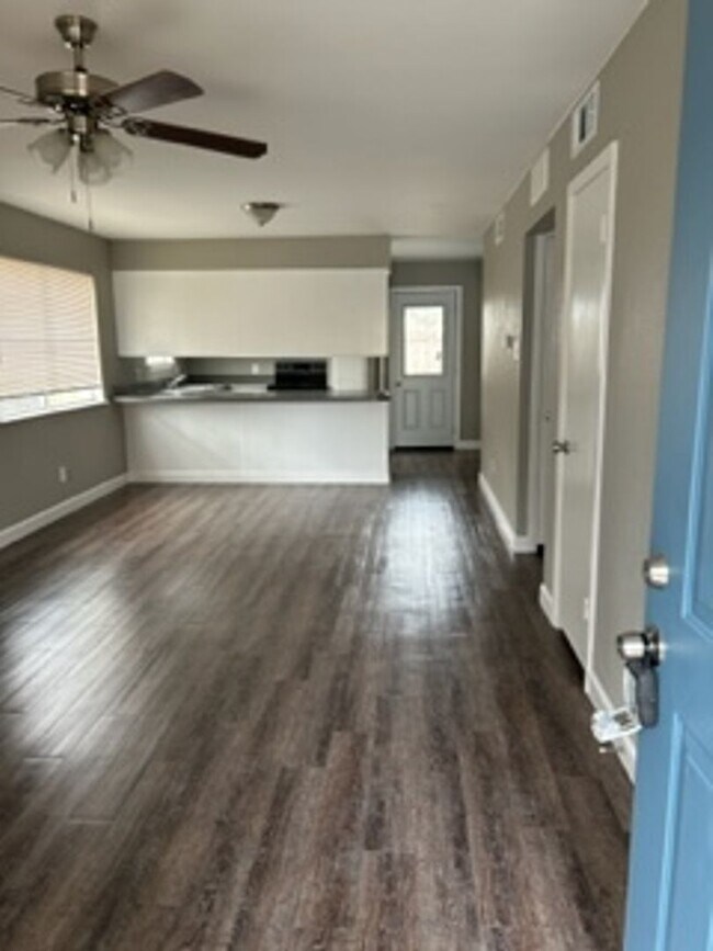 Building Photo - 400 Donnell Dr