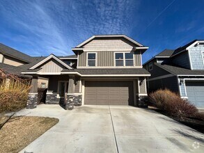 Building Photo - Spacious 3 Bedroom Home in NE Bend