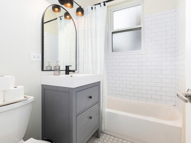 Building Photo - 1335 W Lunt Ave