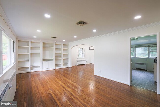Building Photo - 2302 Farringdon Rd