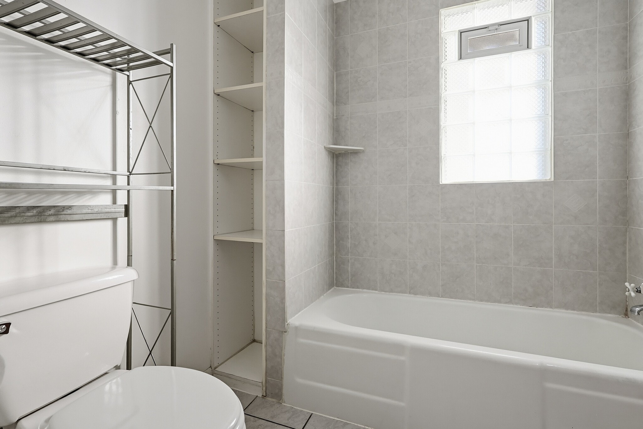 Building Photo - 104 Jessamine Ave W