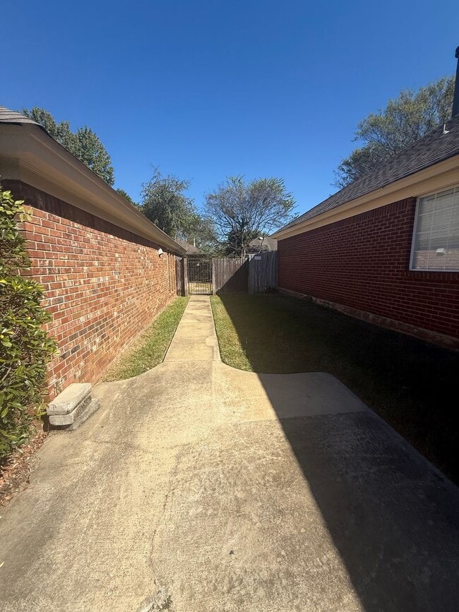 Building Photo - ** 3 Bed 2 Bath Located across from AUM **...