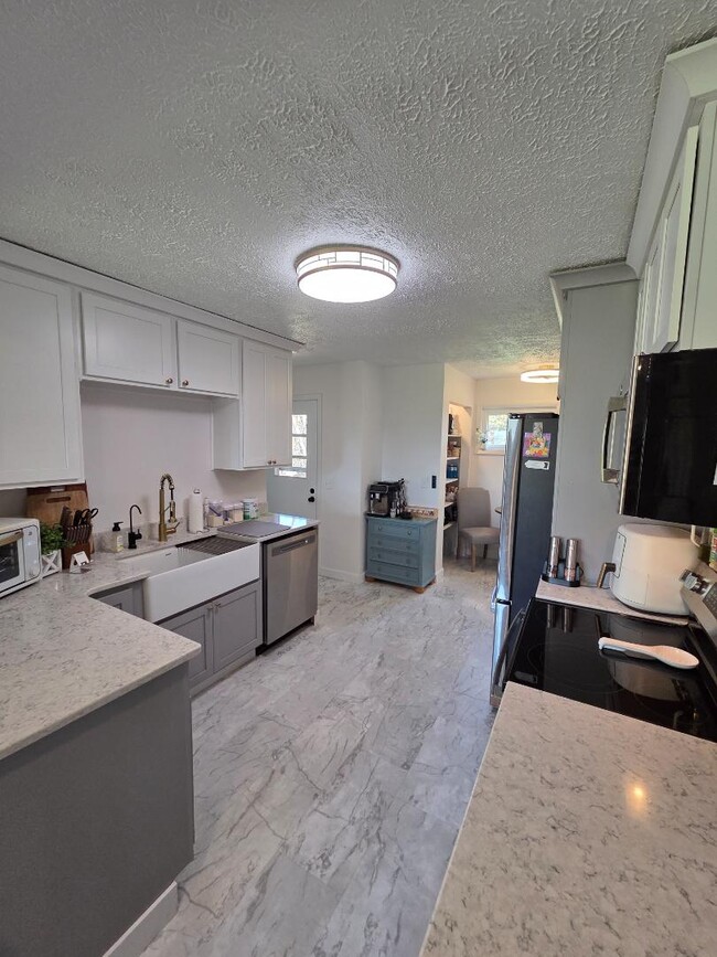 Building Photo - 100 9th Ave