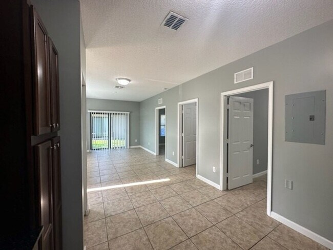 Building Photo - 1045 Villas LLC (1035 NE 10th Ave)