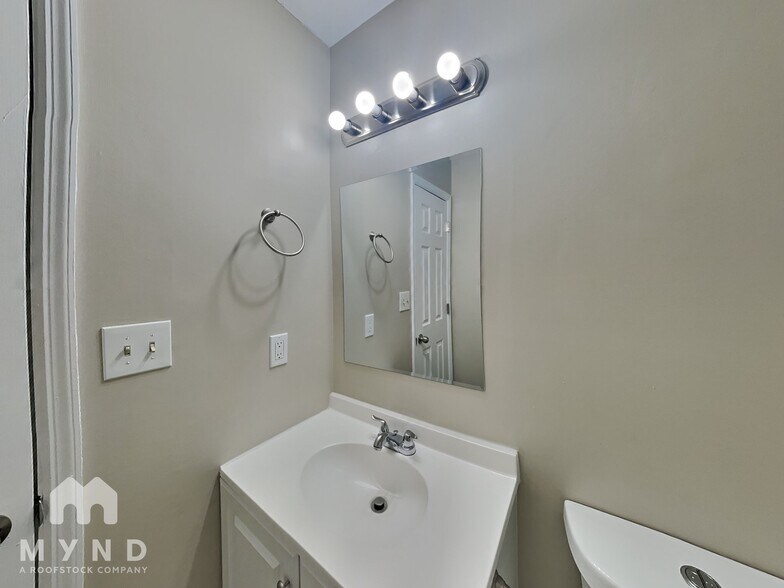 Building Photo - 717 Redland Dr