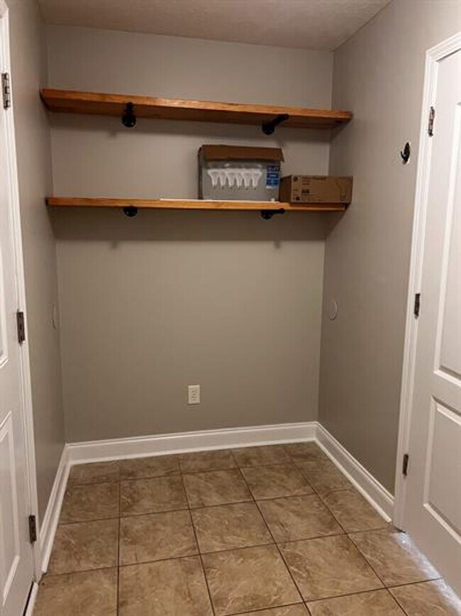 Building Photo - 4 bedroom beautiful home available August 14!!
