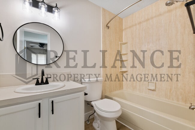 Building Photo - 215 Peachwood Dr