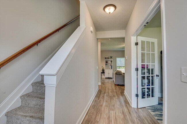 Building Photo - 210 Pebble Ln
