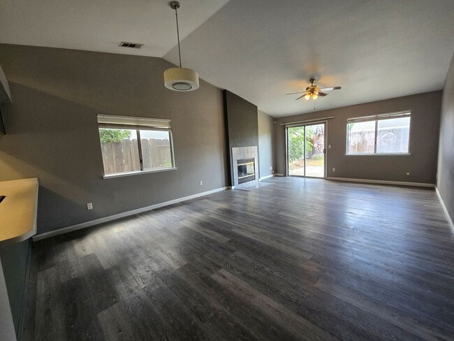 Building Photo - 3313 Jamestown Dr