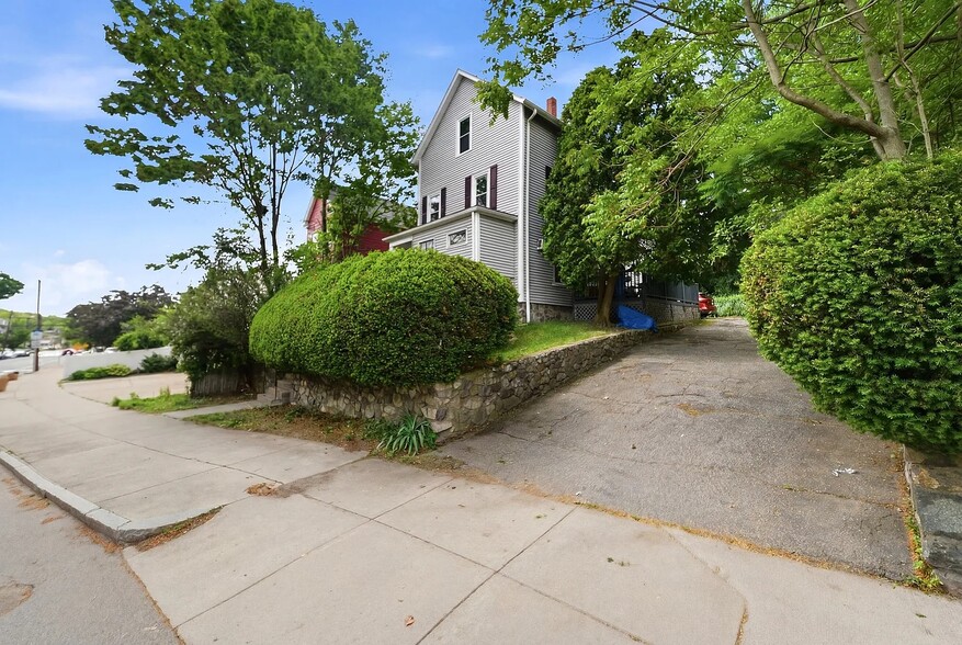 Building Photo - 722 Highland Ave