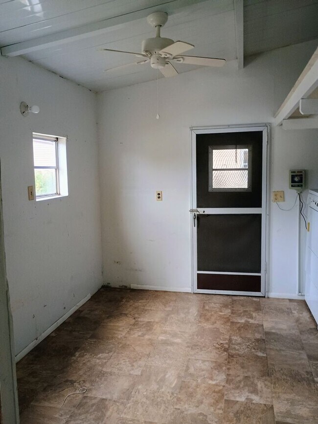 Building Photo - 2 Bedroom 2 bathroom