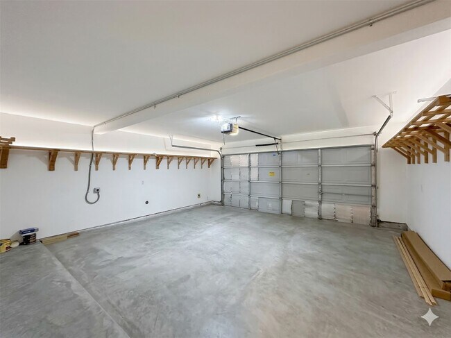 Building Photo - 3410 Skyline Village Dr