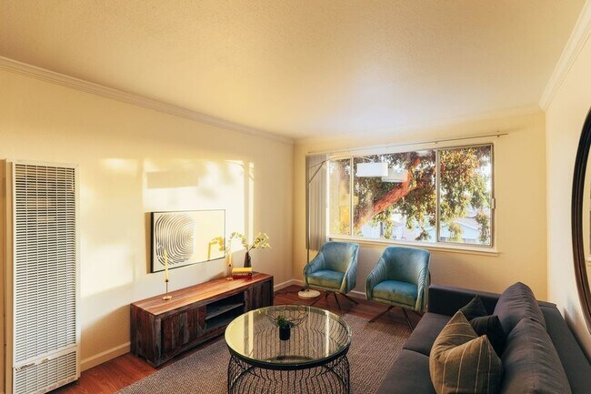 Building Photo - Newly renovated apartment at Oakbrook! 2 M...