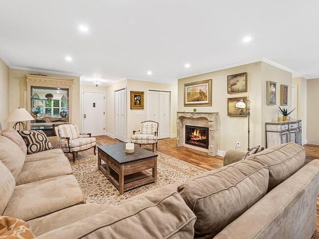 Building Photo - "Spacious 2-Bed, 2-Bath Gem in Prime Bellevue Location - 1455 Sq Ft of Modern Living!"