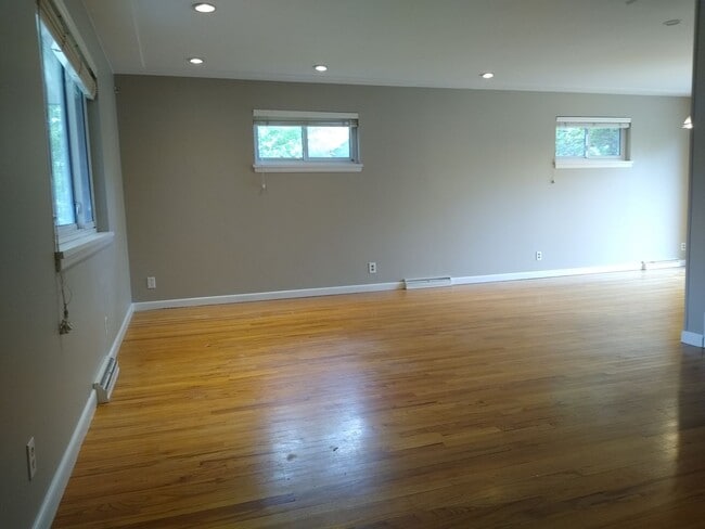 Building Photo - Stunning 4 bedroom 2 bath Virginia Village...