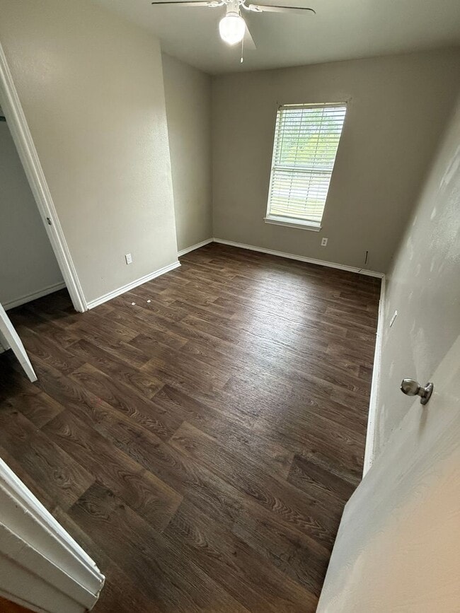 Building Photo - 3-bed/2-bath with garage!