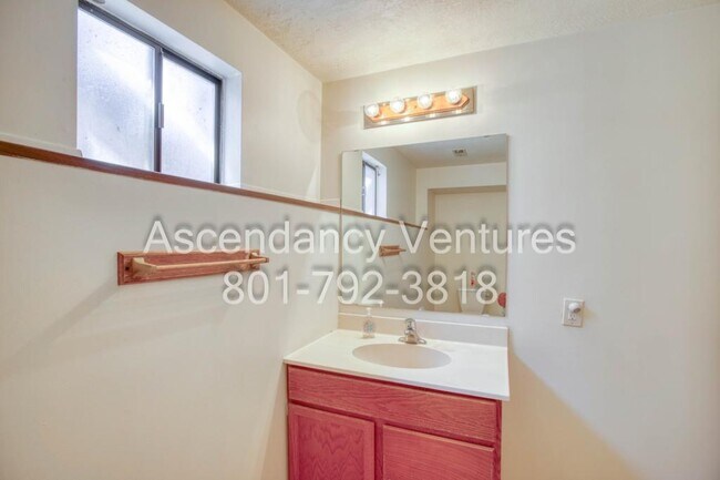 Building Photo - 706 Buzianis Way