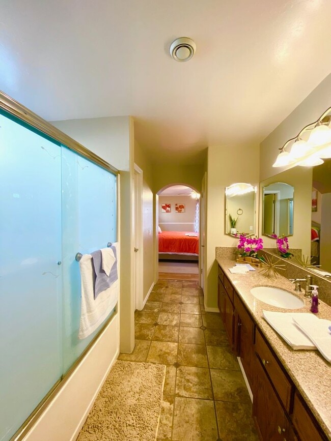 Building Photo - Best Deal in SW Bakersfield. Fully furnished home with a Pool