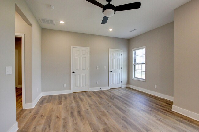 Building Photo - 102 Riverbend Dr
