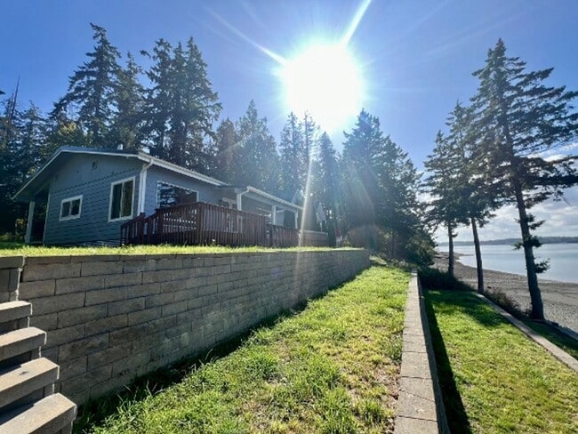 Building Photo - Beachfront Cabin - Water Included