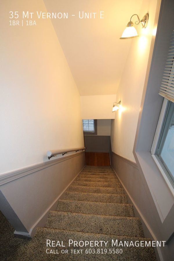 Building Photo - Spacious Multi Level 1 Bedroom with Office!