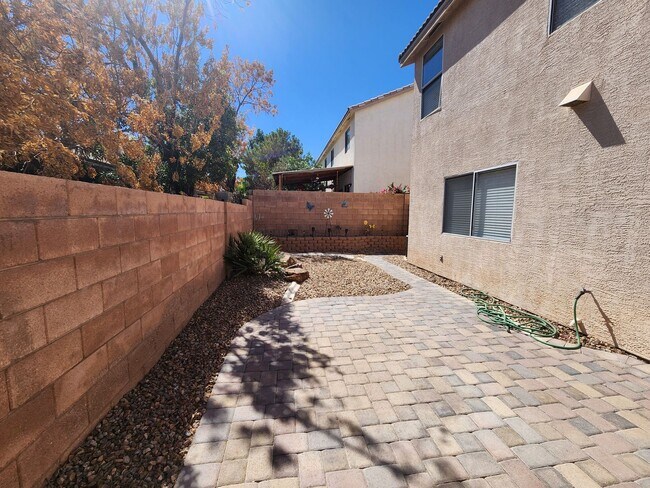 Building Photo - HENDERSON: 3 bed/2.5 bath Townhome with Spacious Kitchen, Private Backyard, Large Primary Suite &...