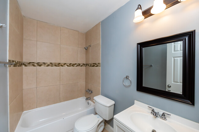 Building Photo - 4713 Belle Plaine Dr