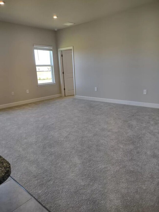 Building Photo - Preleasing Special $250 off first month!