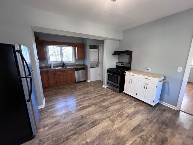 Kitchen and dining area - 315 Prairie St