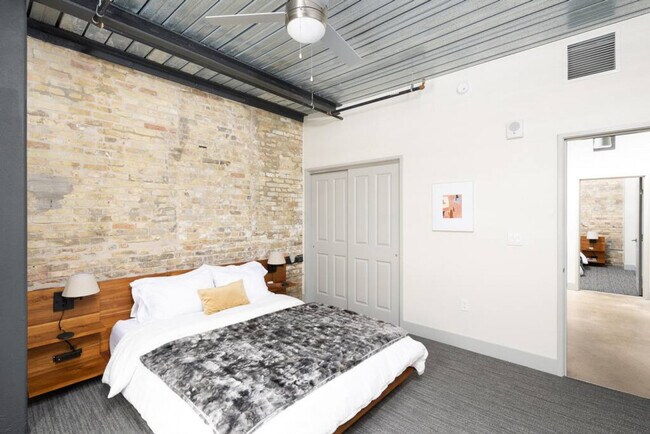 Building Photo - 1009 W Juneau Ave