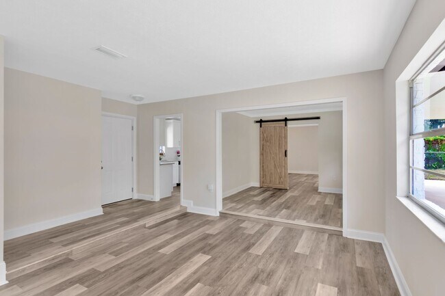 Building Photo - Remodeled Pool Home in the Heart of Brandon, FL